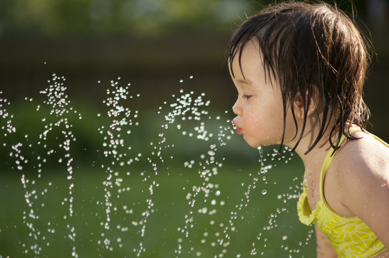 Καθαρό νερό για ψηλά παιδιά | vita.gr