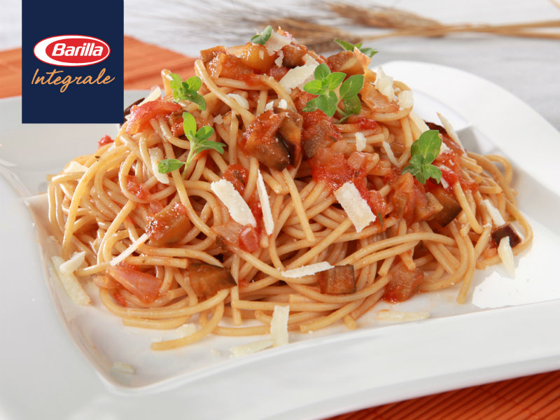 SPAGHETTI INTEGRALE με κομμάτια μελιτζάνας, σάλτσα τομάτα και τριμμένη παρμεζάνα