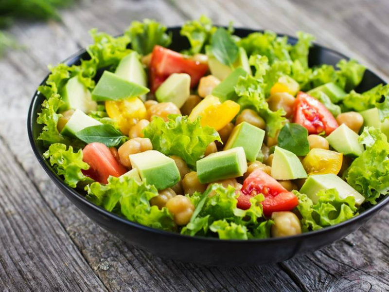 Ανάμεικτη σαλάτα με μανιτάρια και αβοκάντο