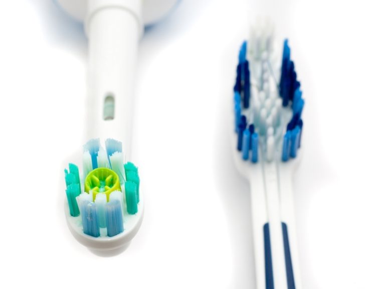 Ηλεκτρική ή χειροκίνητη οδοντόβουρτσα; | vita.gr