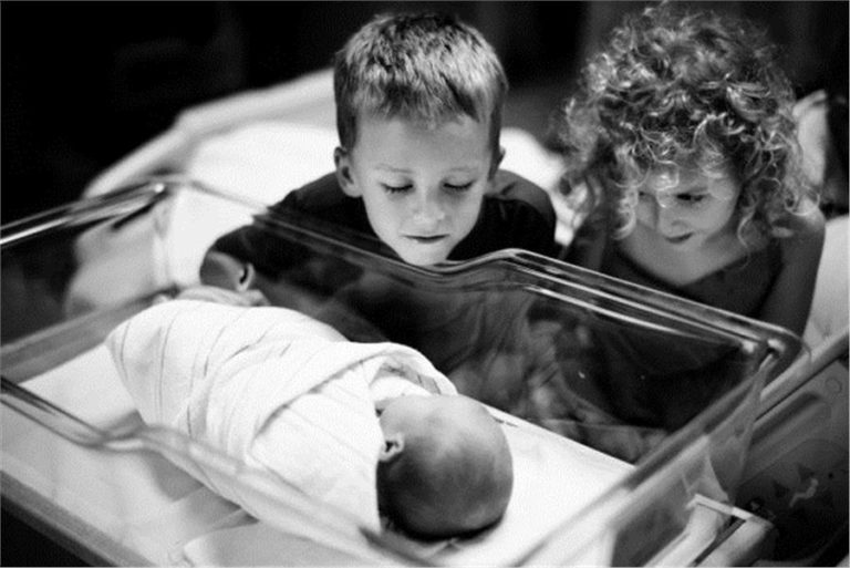 Παιδιά με τα νεογέννητα αδερφάκια τους | vita.gr