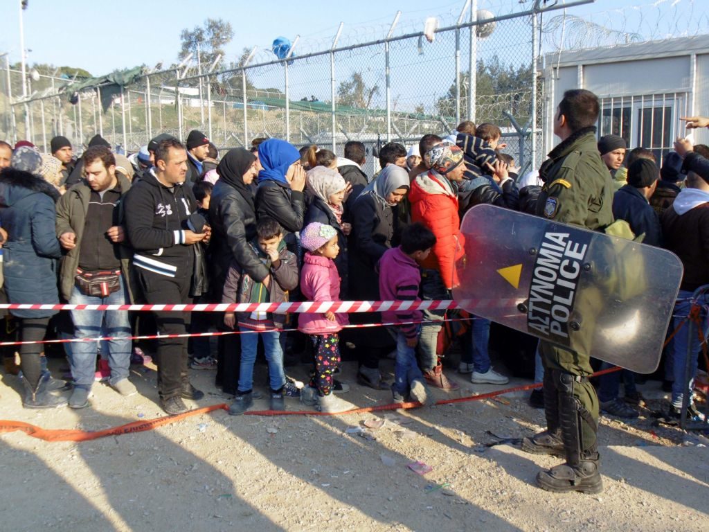 Περίπου 2.500 πρόσφυγες φτάνουν κάθε μέρα στη Λέσβο - χιλιάδες στην αναμονή για την Αθήνα