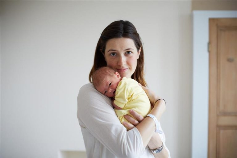 Εικόνες: Νεογέννητα 1ας ημέρας στην αγκαλιά της μαμάς τους | vita.gr