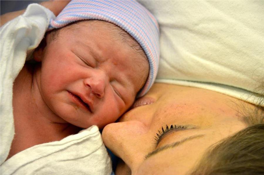 Νεογέννητα μωρά: Οι πρώτες φωτογραφίες με τη μαμά τους