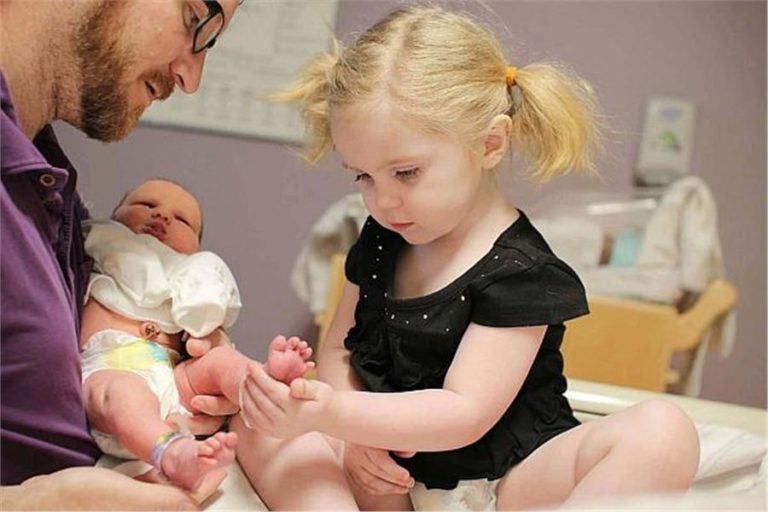 Αντιδράσεις παιδιών όταν αντικρίζουν για πρώτη φορά το νεογέννητο αδελφάκι τους (εικόνες). | vita.gr