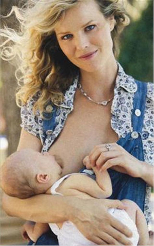 Διάσημες μαμάδες που θηλάζουν δημόσια τα μωρά τους