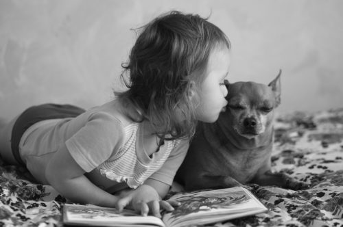 Μαθαίνοντας ανάγνωση από έναν σκύλο