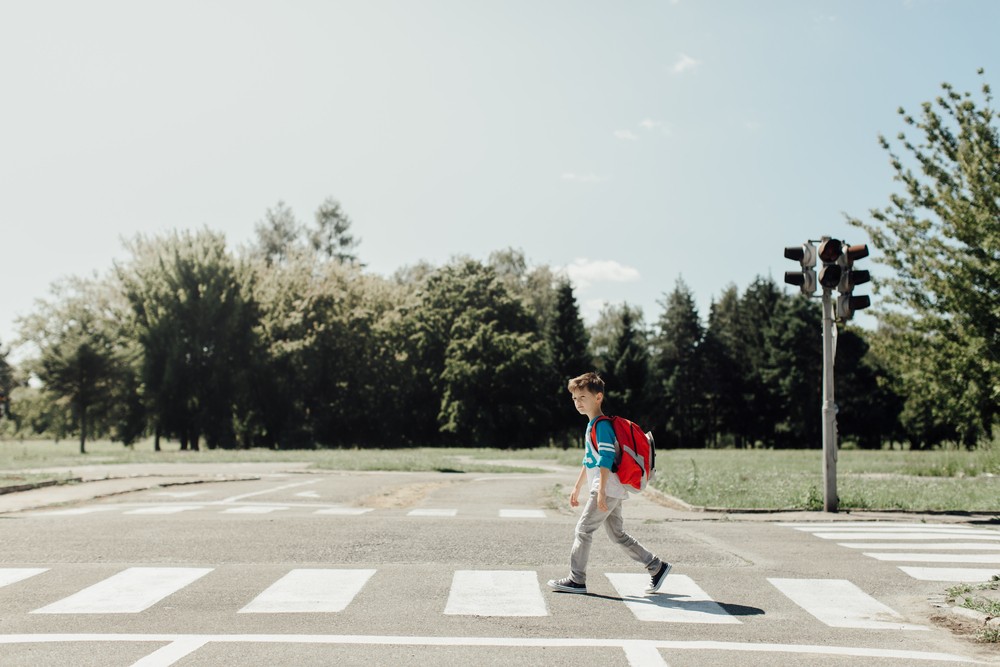 Πότε τα παιδιά μπορούν να διασχίζουν τον δρόμο μόνα τους;