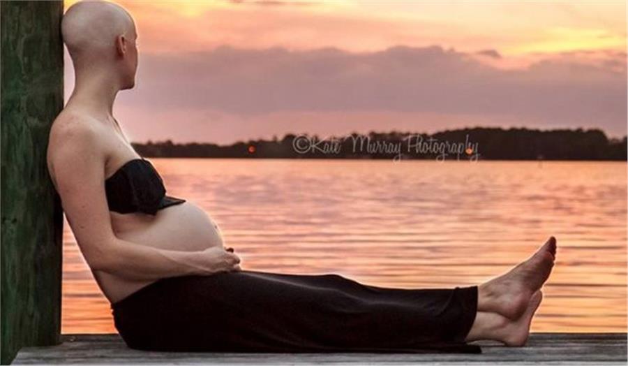 Γυναίκα με μαστεκτομή  θηλάζει το μωρό της