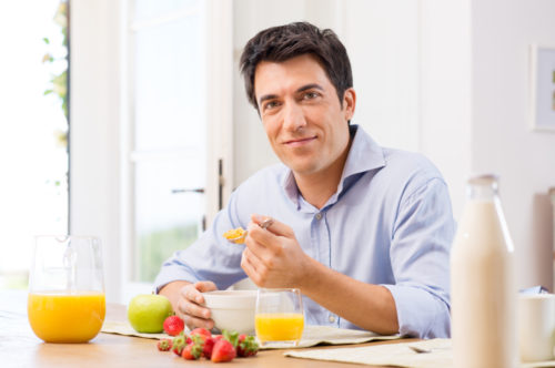 Μην τρώτε πρωινό μόνοι. Κινδυνεύετε από παχυσαρκία και χοληστερίνη