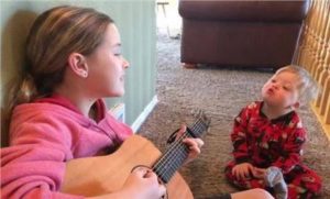 Βίντεο: Μωρό με σύνδρομο Down μαθαίνει τις πρώτες του λέξεις με την βοήθεια της μουσικής