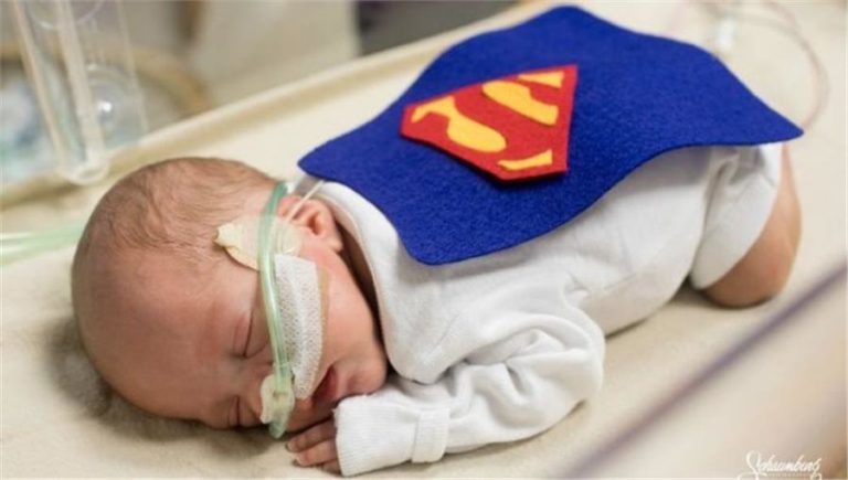 Νοσηλευτές ντύνουν σε σούπερ ήρωες τα πρόωρα μωράκια | vita.gr