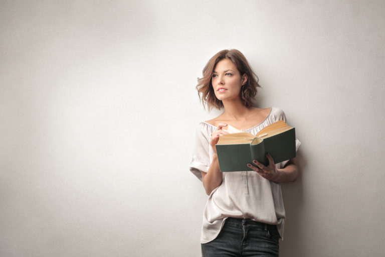 Πώς το διάβασμα μειώνει την εξάρτηση από τα αντικαταθλιπτικά | vita.gr