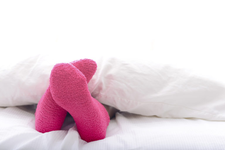 Γιατί πρέπει να κοιμόμαστε με κάλτσες | vita.gr