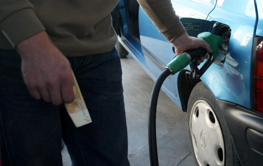 Βουτιά στην κατανάλωση βενζίνης, παρά την αισθητή πτώση τιμών από πέρυσι