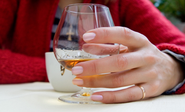 Λίγο αλκοόλ καταπολεμά την αρθρίτιδα | vita.gr