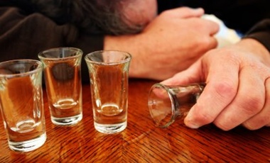 «Ακόμη ένα ποτηράκι» αυξάνει τον κίνδυνο καρκίνου