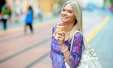 Ένα παγωτό «ισούται» με μια ώρα περπάτημα! | vita.gr
