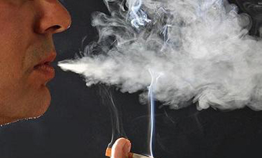Οι άνδρες που καπνίζουν πεθαίνουν πιο γρήγορα από τις γυναίκες | vita.gr