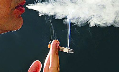 Οι καπνιστές παίρνουν περισσότερα παυσίπονα