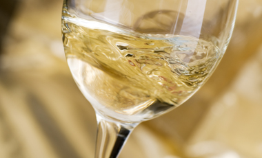Λευκό κρασί vs Δόντια | vita.gr