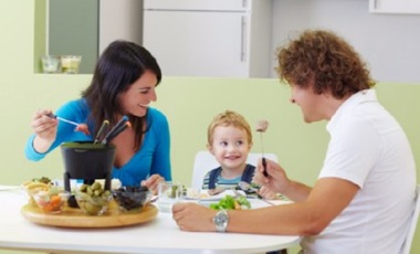 Το οικογενειακό γεύμα προσφέρει ευτυχία στα παιδιά | vita.gr