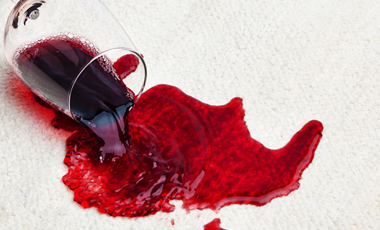 Πώς μπορώ να βγάλω τους κόκκινους λεκέδες από κρασί σε λευκά ρούχα και τραπεζομάντιλα; | vita.gr