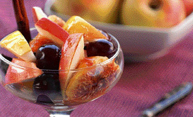Μεθυσμένα φρούτα φθινοπώρου με σάλτσα κρασιού | vita.gr