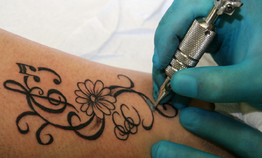 Τατουάζ αντί για εμβόλια