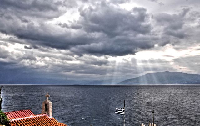 Αλλάζει ο καιρός: Συννεφιά, βροχές και μικρή πτώση της θερμοκρασίας