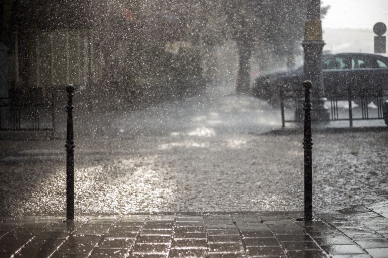 Αγριεύει ο καιρός: Βροχές και καταιγίδες σε όλη τη χώρα | vita.gr