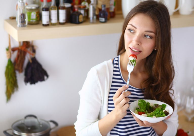 Διαιτολόγος εξηγεί γιατί το να τρώτε ελάχιστα δε σας βοηθά να αδυνατίσετε | vita.gr