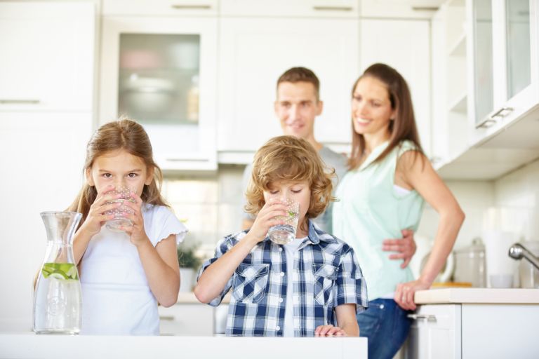 Πώς θα καταλάβετε ότι το παιδί τρώει πολύ αλάτι | vita.gr