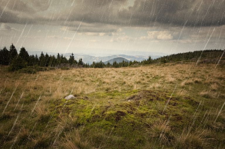 Βροχές και καταιγίδες σε όλη τη χώρα