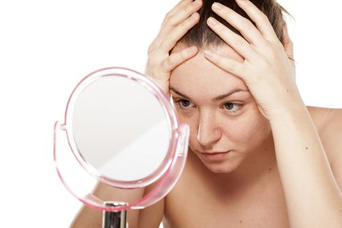 Πέντε ενδείξεις ότι το άγχος επηρεάζει το δέρμα σας