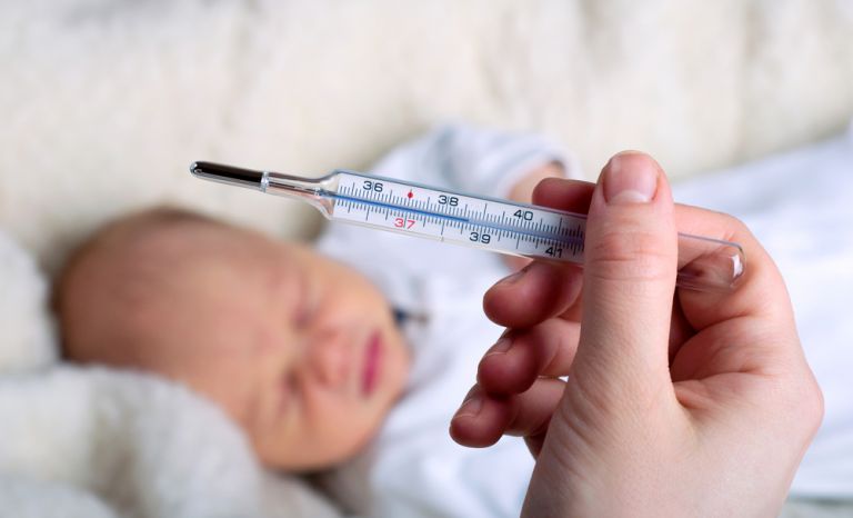 Ό,τι πρέπει να ξέρετε για τον πυρετό του μωρού | vita.gr