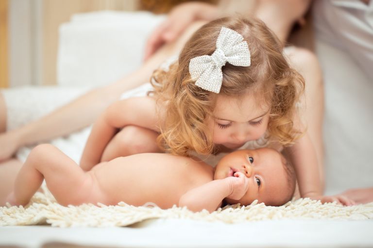 Τα παιχνίδια του μεγάλου παιδιού με το μωρό | vita.gr