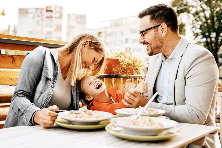 Απλά tips για να κάνετε το οικογενειακό γεύμα πιο ευχάριστο | vita.gr