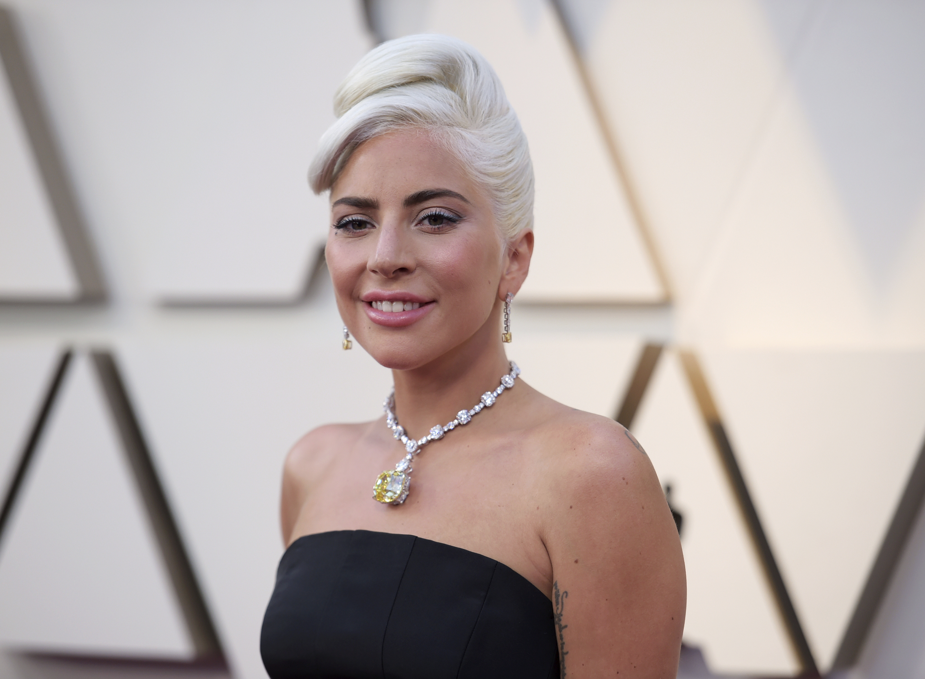 H Lady Gaga φόρεσε στα Oscars το πιο ακριβό διαμάντι στον κόσμο