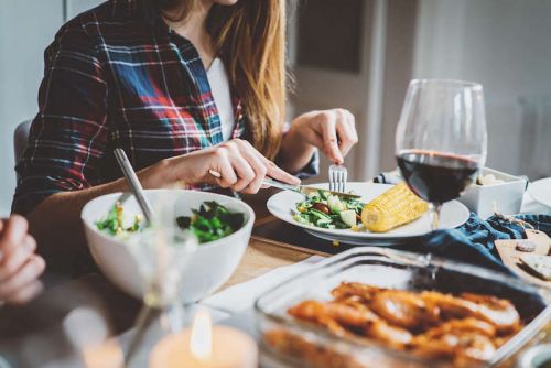 Πέντε λάθη που κάνετε στο βραδινό σας γεύμα και σας προσθέτουν κιλά