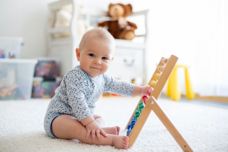 Πώς το παιχνίδι βοηθά την ομιλία του μωρού | vita.gr