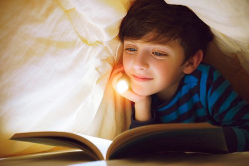 Είναι αλήθεια ότι το παιδί δεν πρέπει να διαβάζει με χαμηλό φωτισμό;