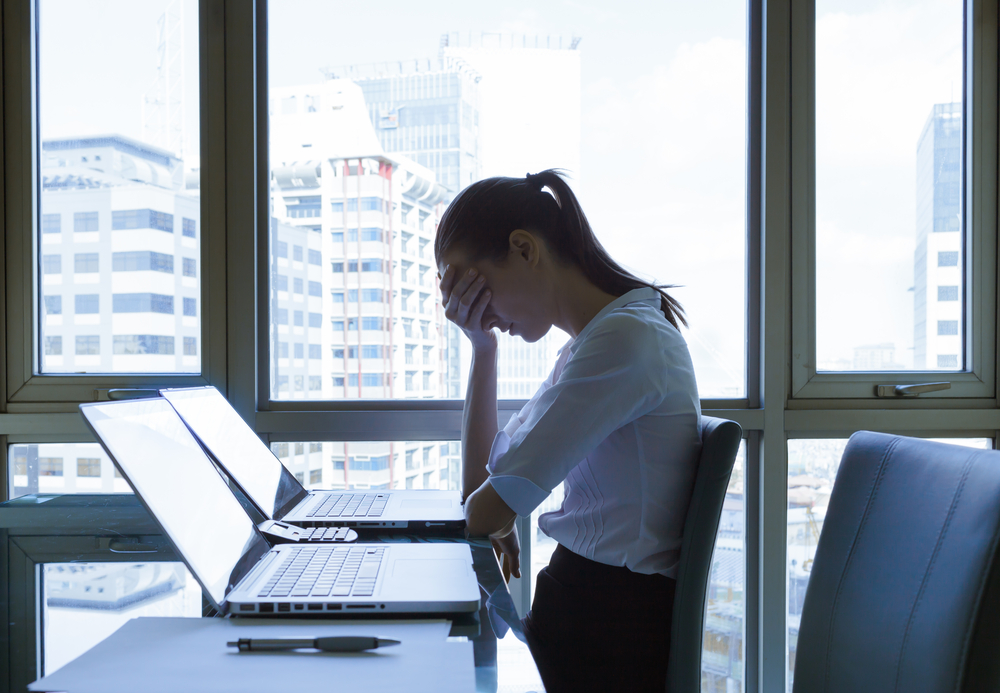 Οι γυναίκες που δουλεύουν πολύ κινδυνεύουν περισσότερο από κατάθλιψη συγκριτικά με τους άντρες
