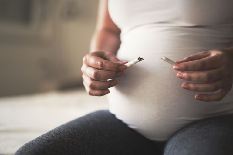 Οι μαμάδες που καπνίζουν στην εγκυμοσύνη επηρεάζουν τη γονιμότητα της κόρης τους | vita.gr