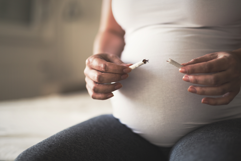 Οι μαμάδες που καπνίζουν στην εγκυμοσύνη επηρεάζουν τη γονιμότητα της κόρης τους