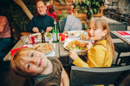 Πώς θα φάτε έξω με τα παιδιά… και θα περάσετε καλά