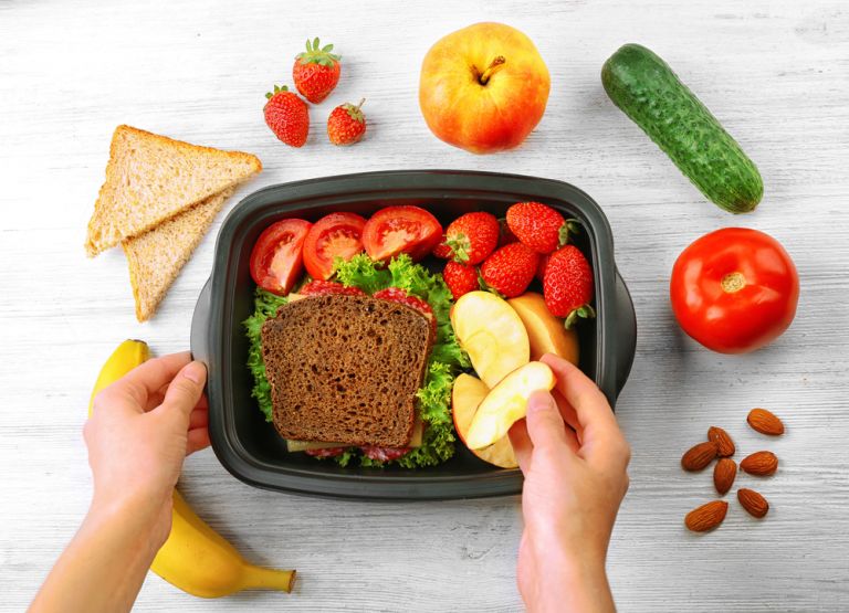4 γρήγορα tips για να κάνουμε πιο υγιεινά σνακ | vita.gr