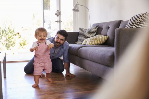 Πώς θα ενθαρρύνετε το παιδί στα πρώτα του βηματάκια