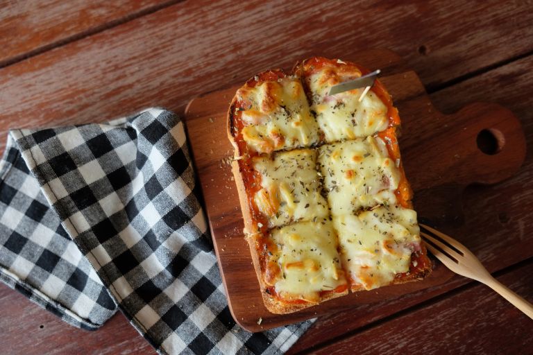 Σπιτική πίτσα με ψωμί του τοστ | vita.gr