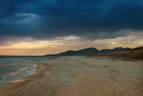 Ο Αντίνοος συνεχίζει να χτυπά με βροχές και καταιγίδες